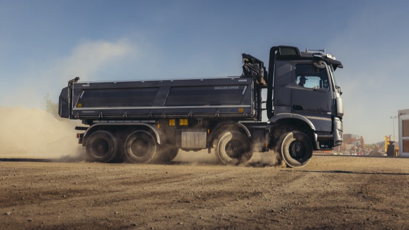 Mercedes-Benz zet trucktechniek voor bouwplaats in de kijker
