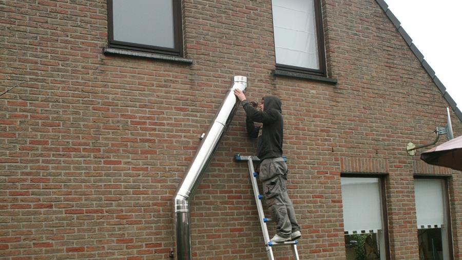 Hoe een afvoerkanaal plaatsen langs de gevel?