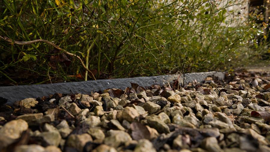 UNE BORDURE DE JARDIN ÉCOLOGIQUE EN DÉCHETS RÉUTILISÉS: ECO-BORDURE