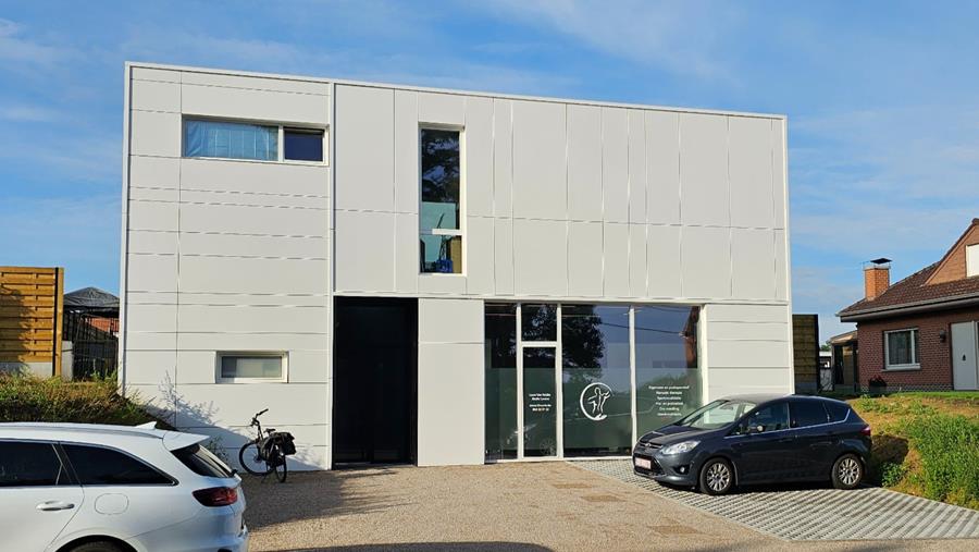 Première façade Hi-Macs collée en Belgique