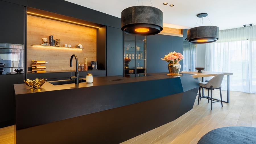 Cala Keukens en Interieur creëert een uniek diamantvormig keukeneiland