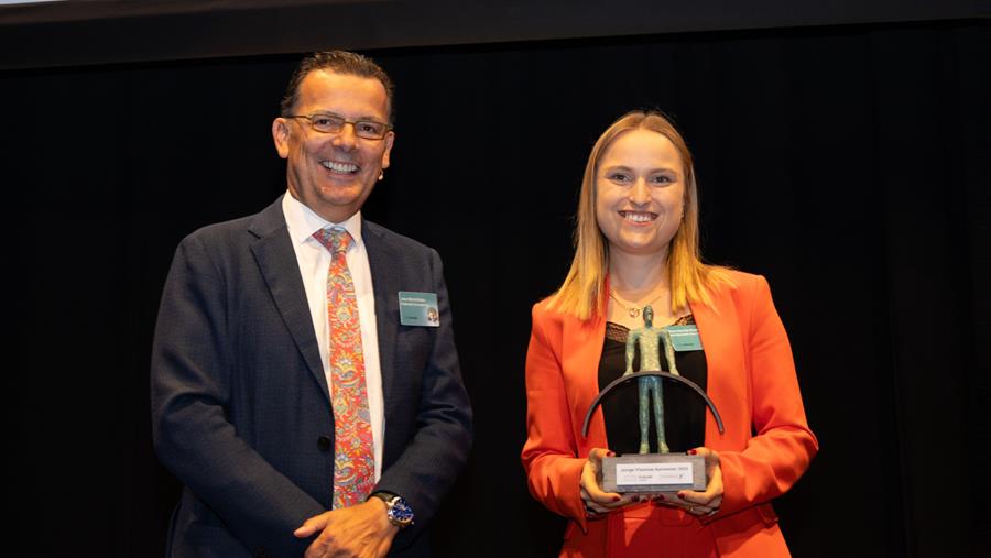 Eline Van de Walle wint trofee ‘Jonge Vlaamse Aannemer van het Jaar’