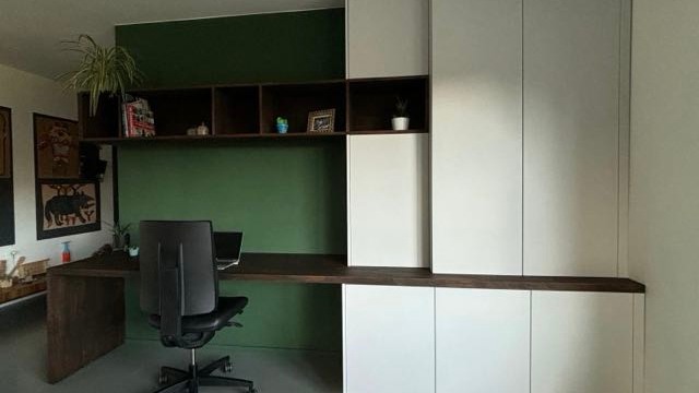 Design élégant et fonctionnel: une armoire murale avec bureau intégré