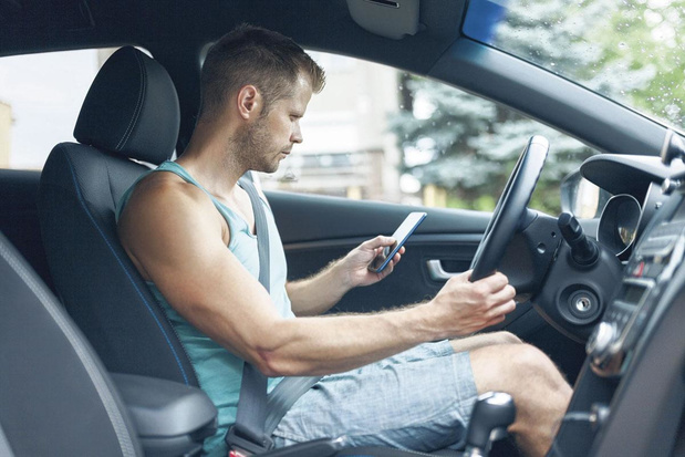 Smartphonegebruik gevaarlijker dan alcohol