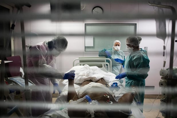Le nombre de patients aux soins intensifs continue de diminuer, 8.016 décès en tout (+97)