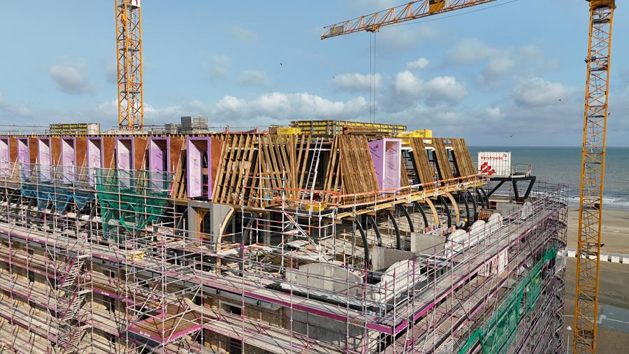 Complex daktimmerwerk voor residentie in Nieuwpoort