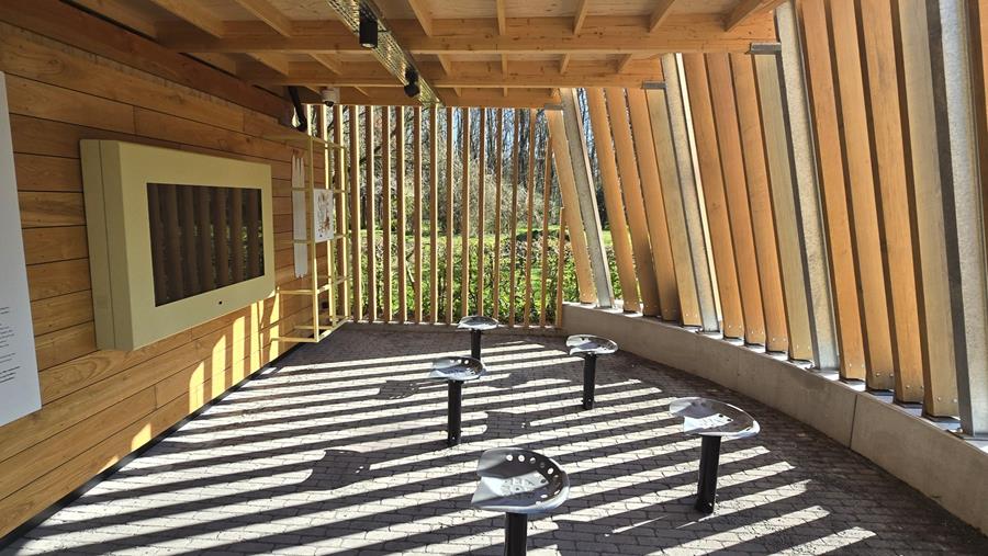 Golvende houten gevel verwijst naar aspergeberm