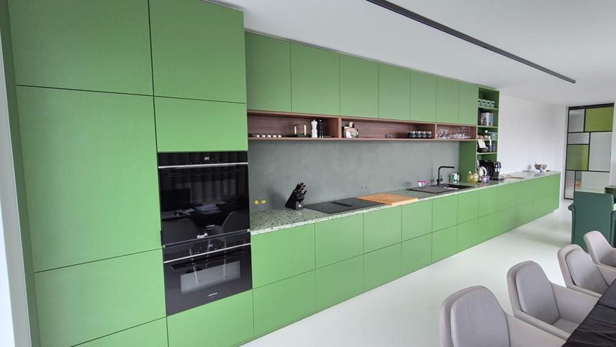 Gewaagde groene keuken met verfijnde ronding