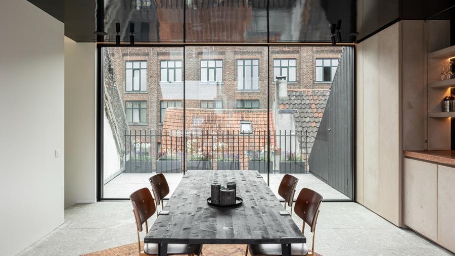 Strakke lichtarchitectuur achter klassiek herenhuis