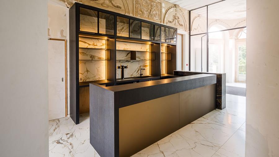Meuble bar en chêne, marbre et verre comme accroche-regard du château