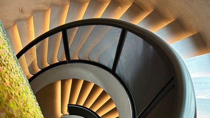 Escalier rond avec éclairage LED sur deux étages