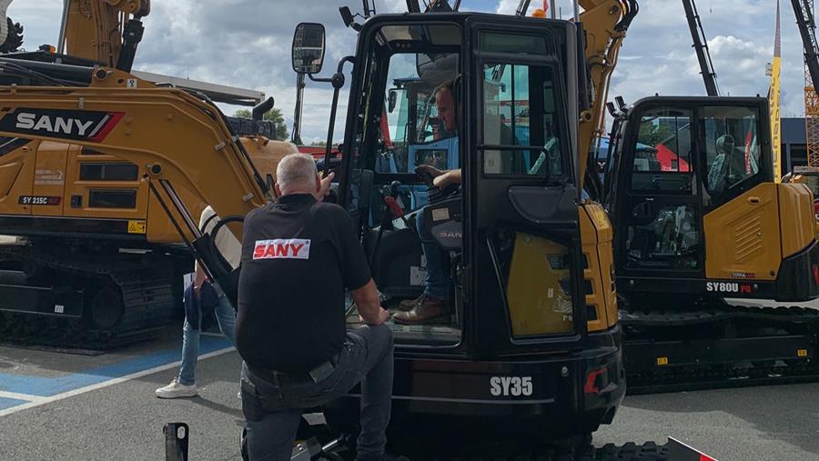 Fit achter het stuur en de joysticks