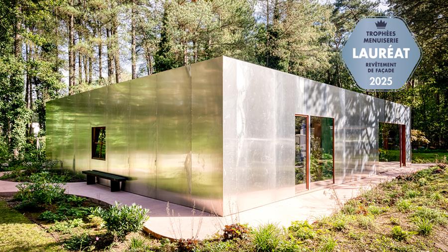 Une façade en aluminium qui reflète la nature