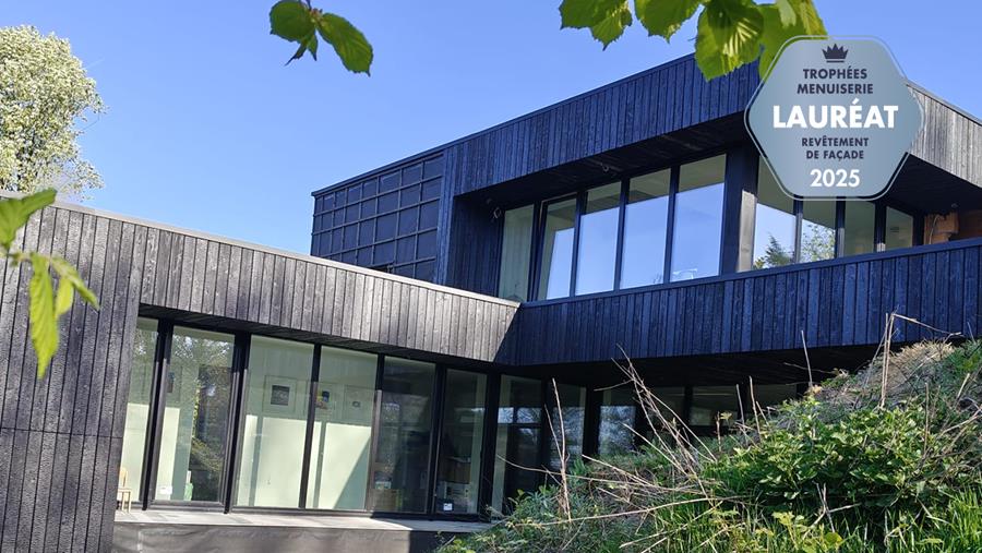 Un bardage en bois brûlé pour une villa à Beersel