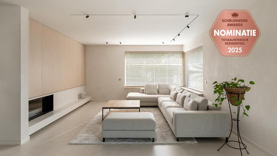 Strak wit en warm eikfineer in harmonieus totaalinterieur