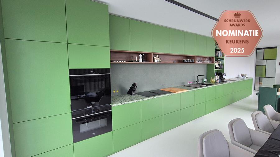 Gewaagde groene keuken met verfijnde ronding