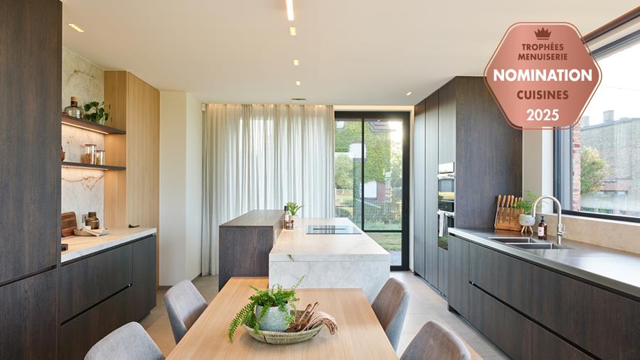 Une cuisine qui marie le bois, la céramique et l'acier inoxydable