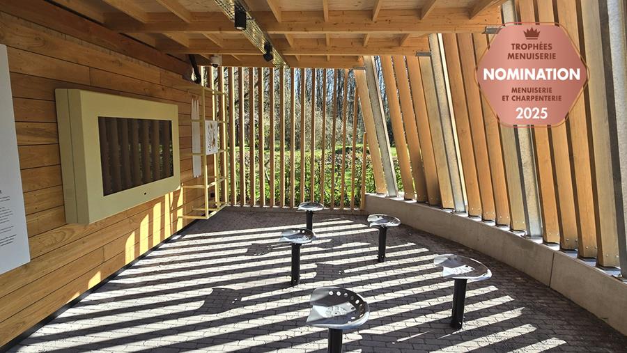 Une façade en bois ondulée évoquant une butte d'asperges