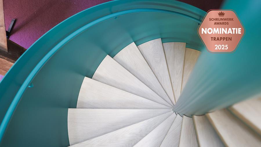 Elegante wenteltrap als architecturaal statement