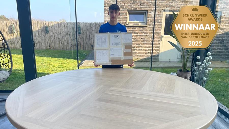 Ronde eiken tafel als warm middelpunt van wintertuin