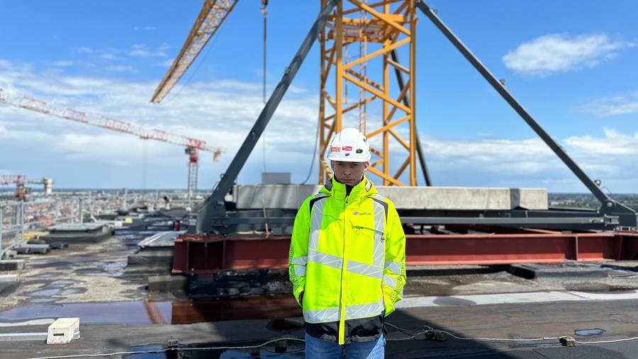 De man boven de werf: het stille leven van een bouwkraanmachinist