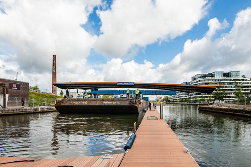 56 meter lange belevingsbrug vaart Hasseltse kanaalkom binnen